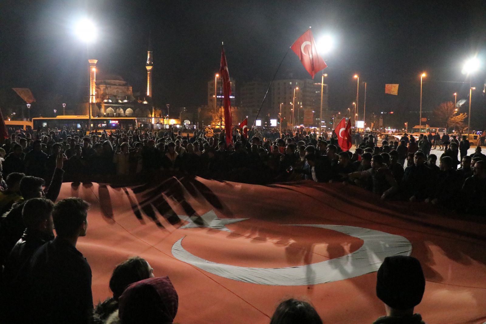 Türkiye Mehmetçik için tek yürek oldu