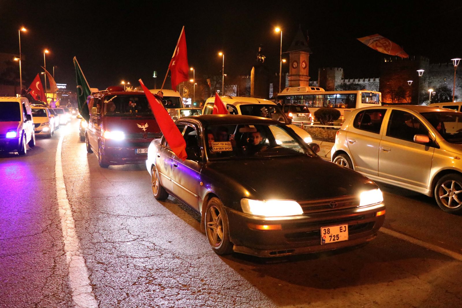 Türkiye Mehmetçik için tek yürek oldu