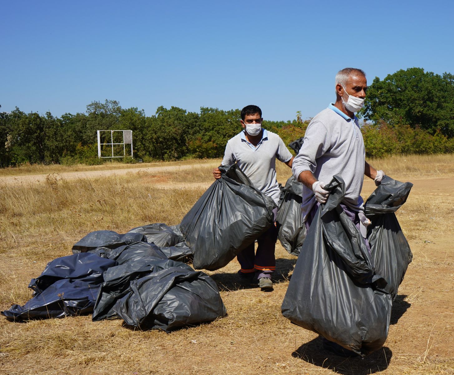 Mesire alanında toplanan çöplerle piknikçilere esprili tepki