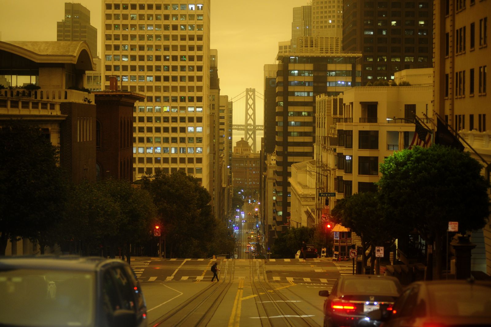 California'daki yangınlar nedeniyle gökyüzü turuncuya büründü