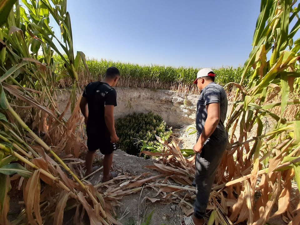 Konya'nın Karapınar ilçesinde mısır ekili tarlada yeni bir obruk oluştu Konya'nın Karapınar ilçesinde mısır ekili tarlada yeni bir obruk oluştu