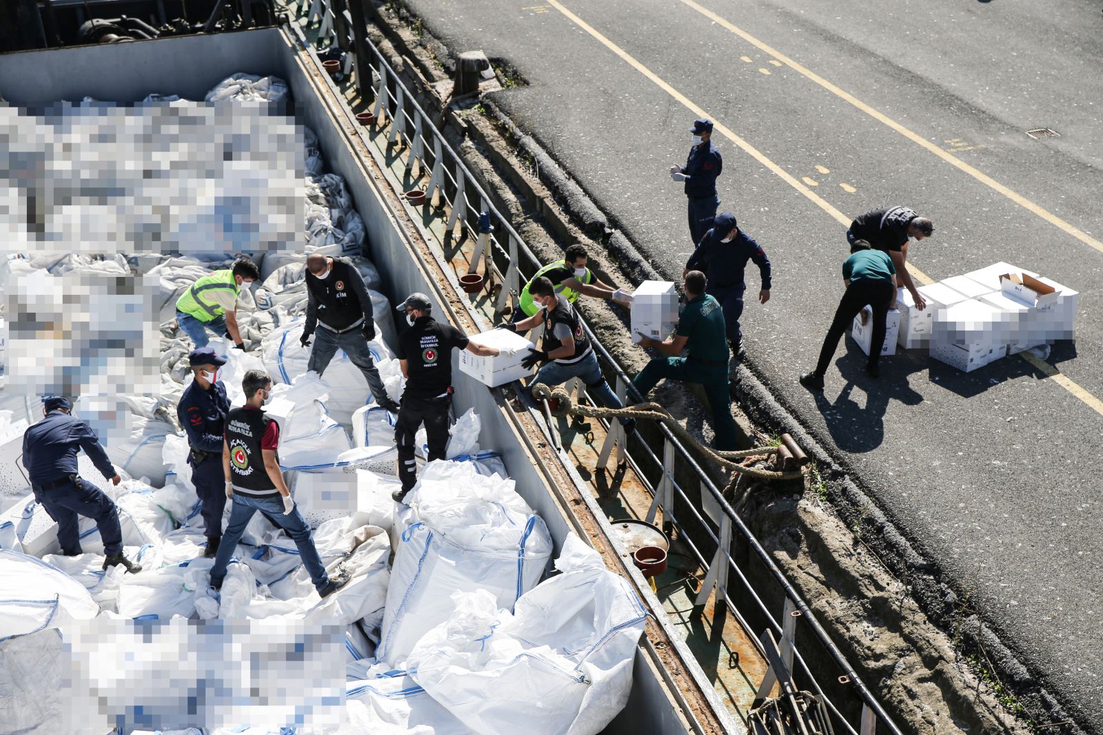 Yabancı bayraklı gemide, 2 milyon 845 bin paket kaçak sigara Yabancı bayraklı gemide, 2 milyon 845 bin paket kaçak sigara