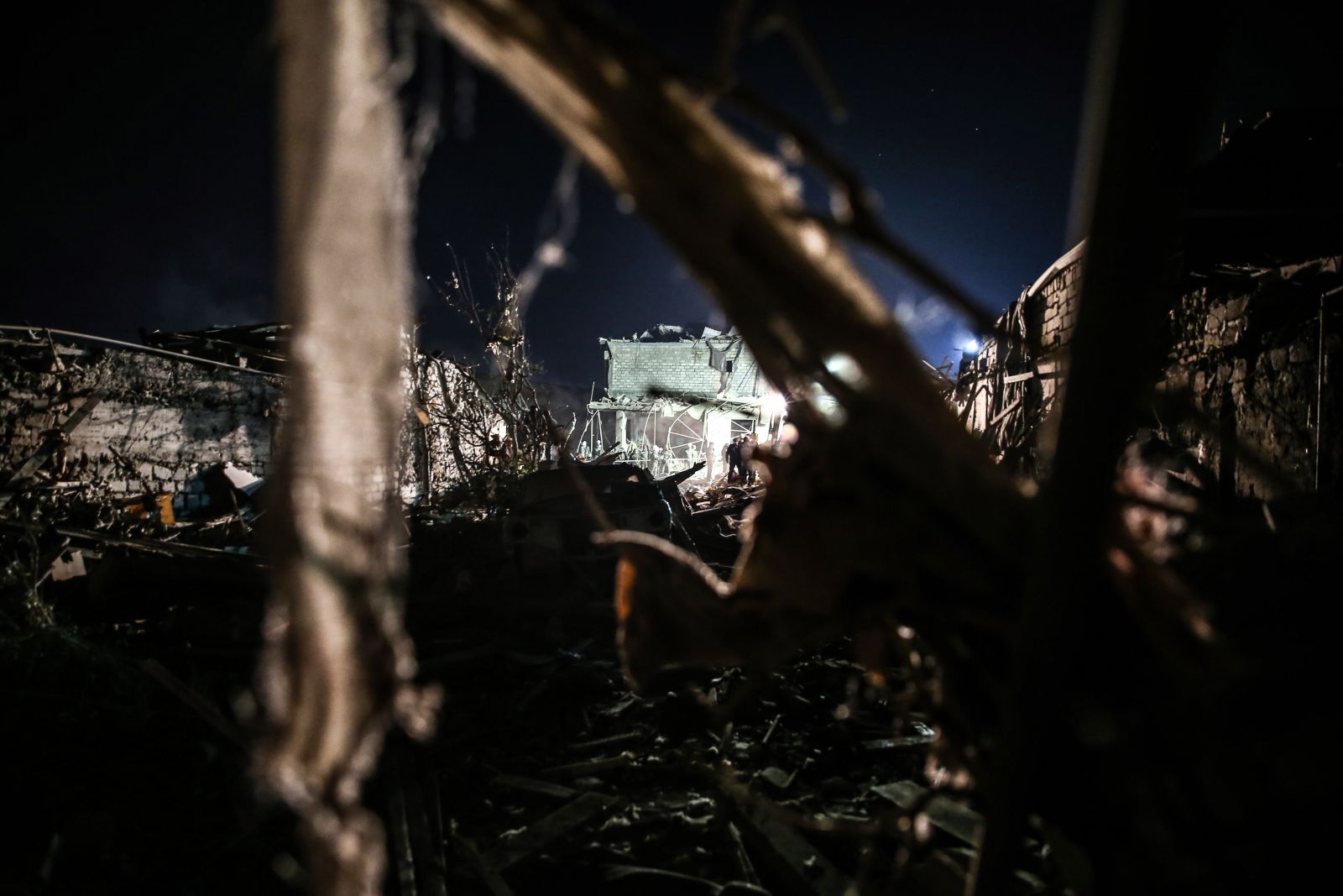 Uykudayken füzeyle vurulan Gence sakinleri: Ermenistan sivillerden intikam alıyor Uykudayken füzeyle vurulan Gence sakinleri: Ermenistan sivillerden intikam alıyor