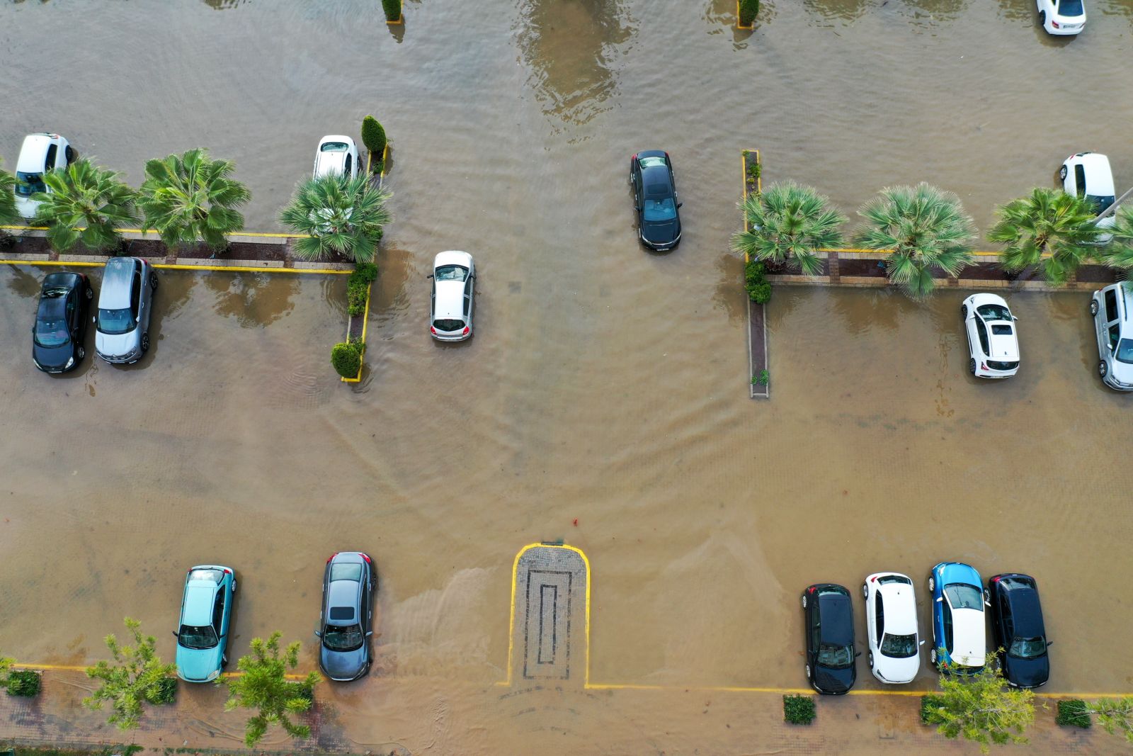 İzmir'de sel sularına kapılarak kaybolan iki kişinin cansız bedenlerine ulaşıldı