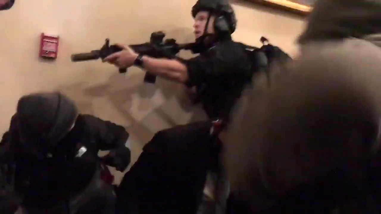 ABD'de ortalık karıştı! Trump destekçileri Kongre'yi bastı