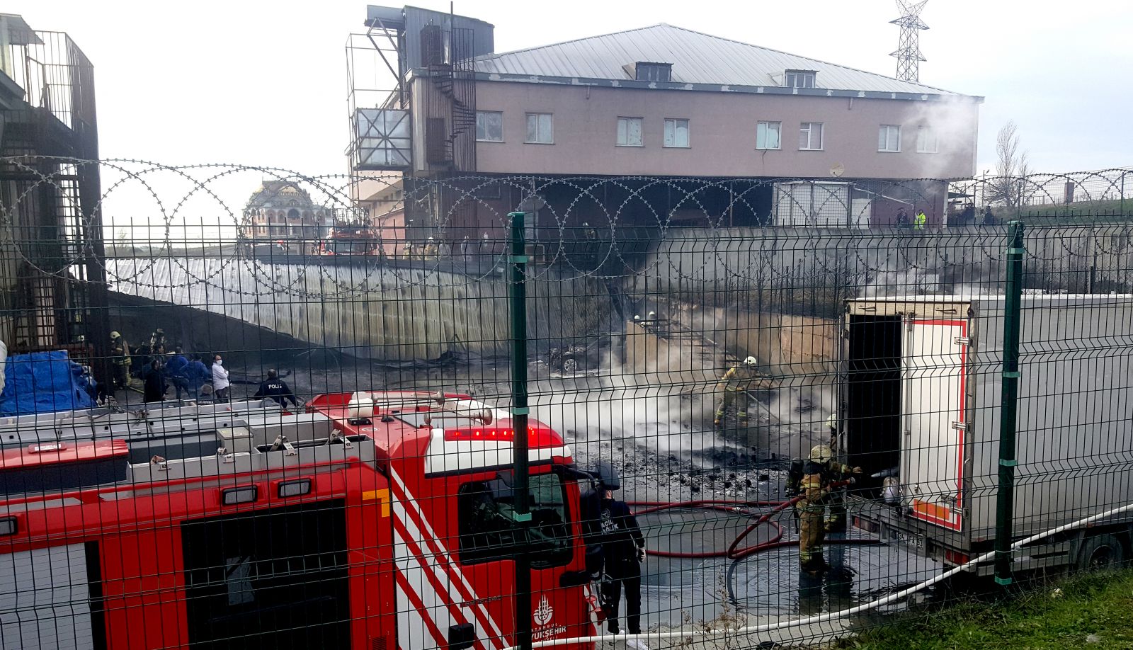 Arnavutköy'de korkutan fabrika yangını