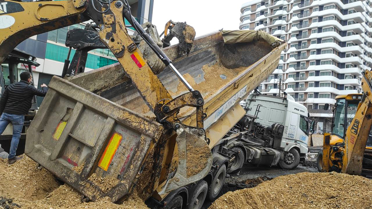 Beylikdüzü'nde yol çöktü: Hafriyat kamyonu devrildi
