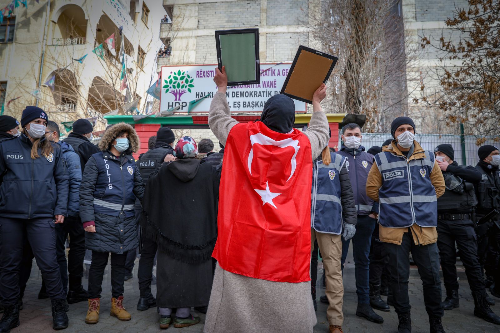 Vanlı aileler, çocuklarına kavuşmak için HDP İl Başkanlığı önünde eylem yaptı