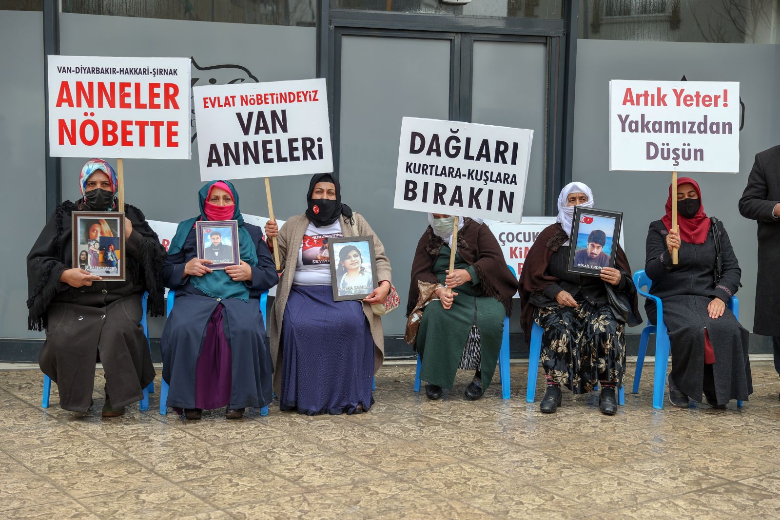 Vanlı aileler, çocuklarına kavuşmak için HDP İl Başkanlığı önünde eylem yaptı