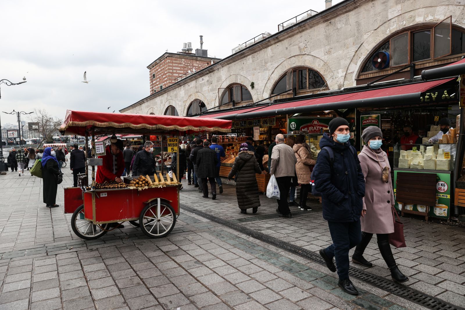 Gündüzleri binlerce kişiyi ağırlayan Tahtakale'de 15 kişi ikamet ediyor