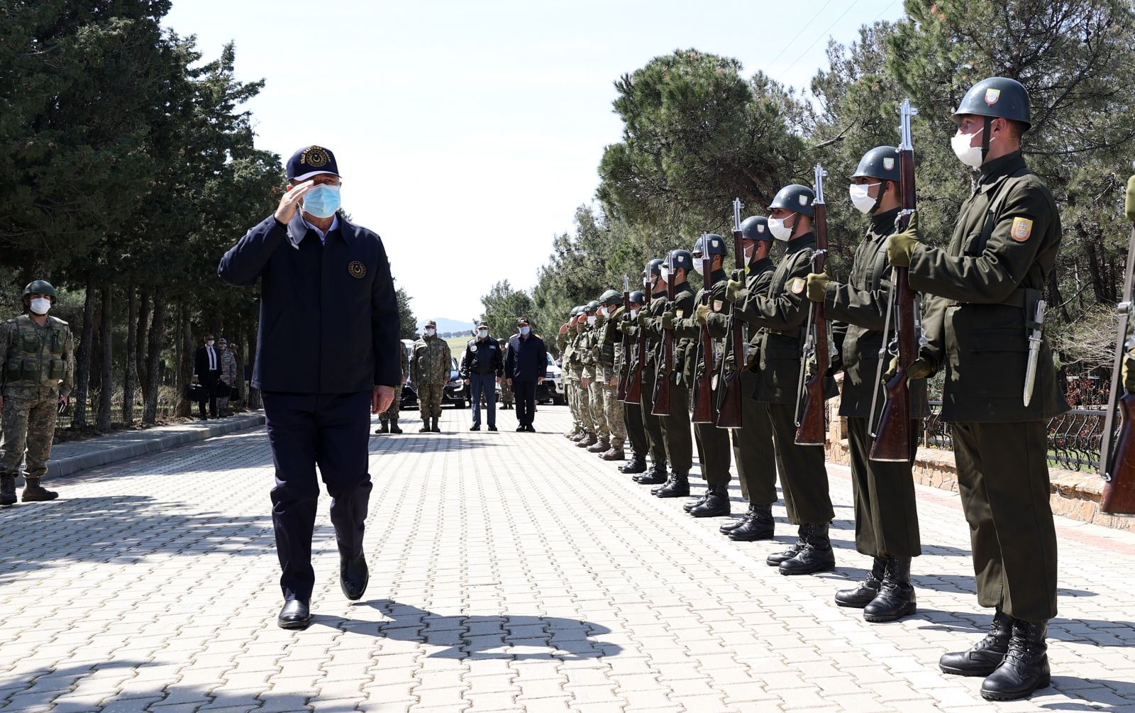 Bakan Akar ve komutanlardan Gökçeada'daki komando birliğine ziyaret