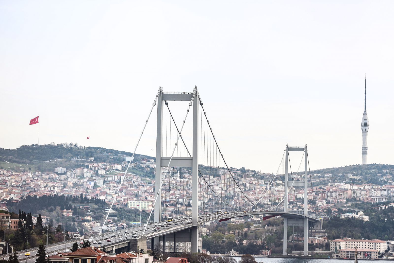 Çamlıca'da dev Türk bayrağı göndere çekildi