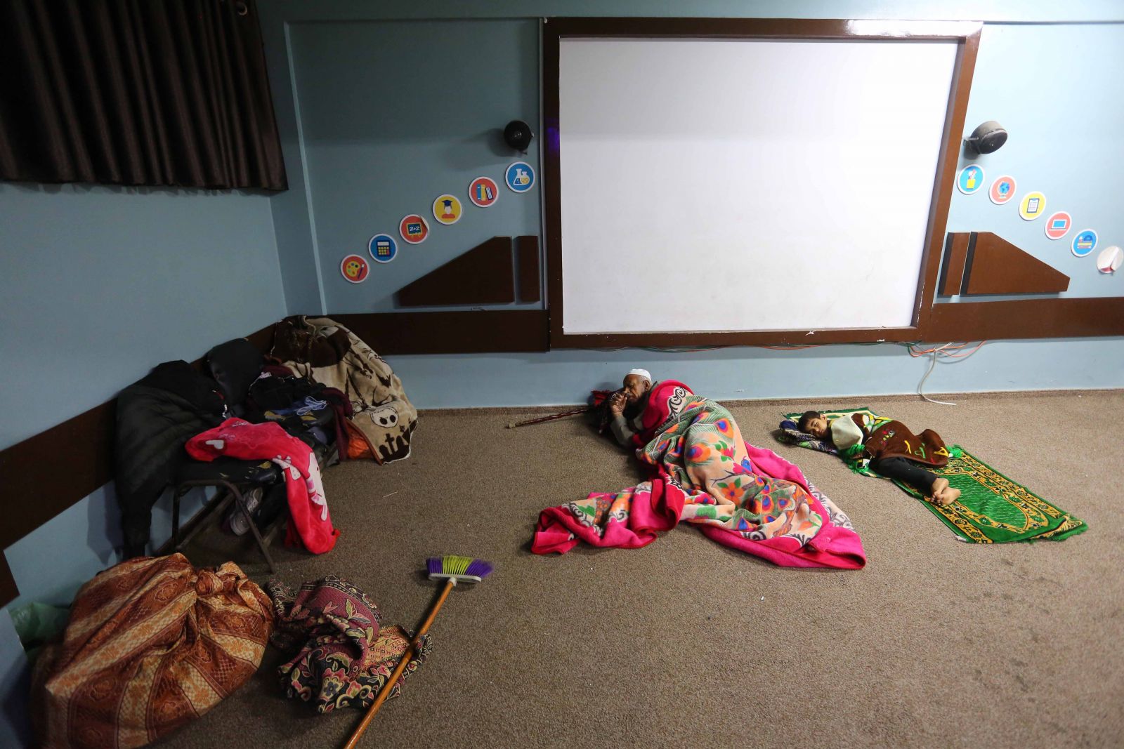 Gazze'de Filistinli aileler okullara sığındı Gazze'de Filistinli aileler okullara sığındı