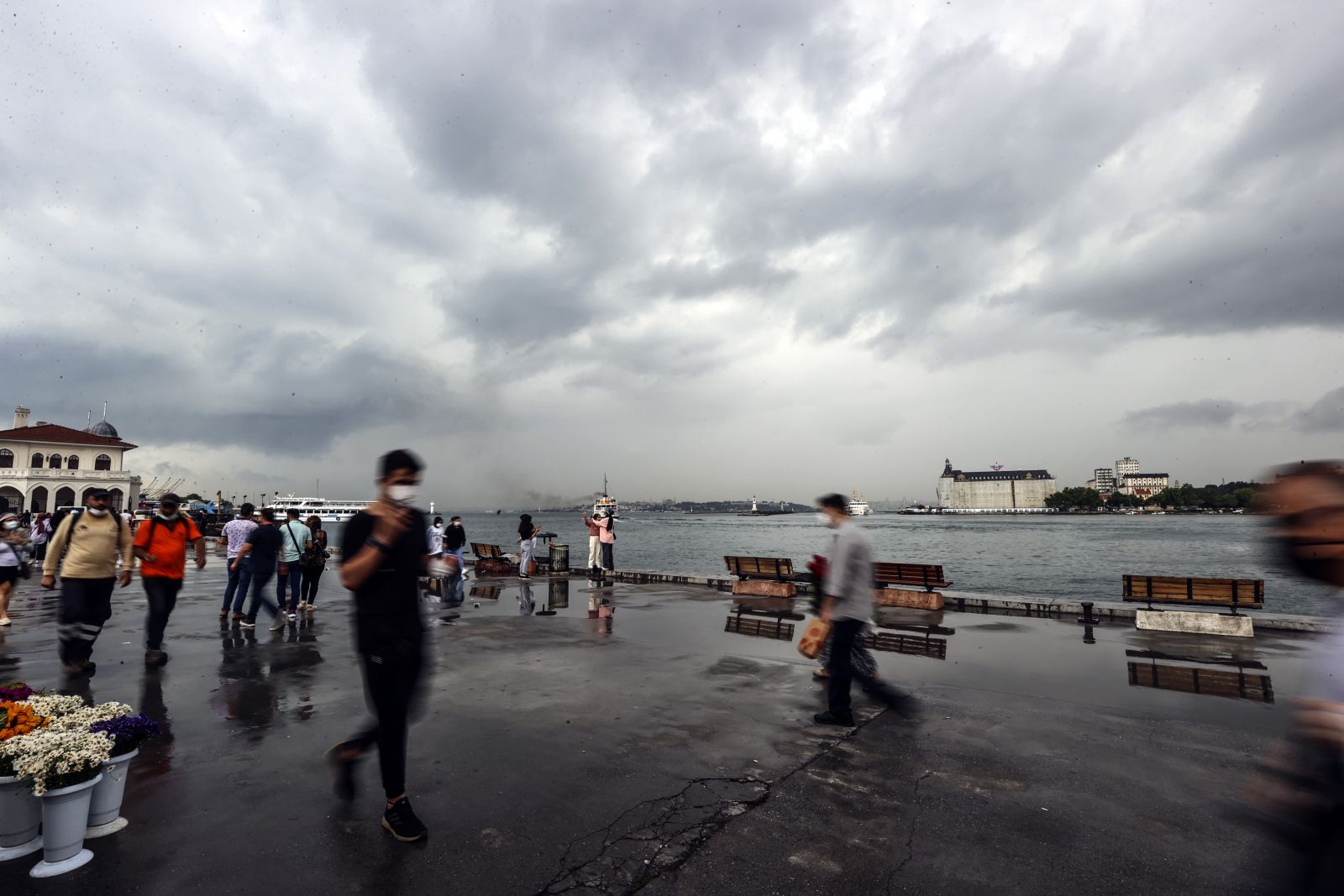 Gün geceye döndü, İstanbul'da sağanak etkili oldu