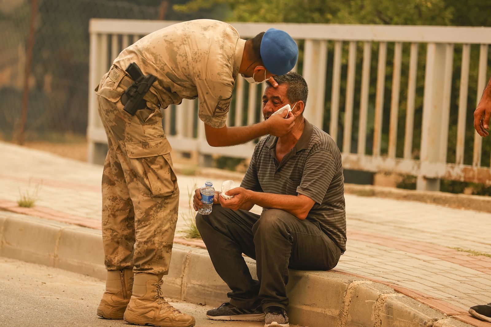 Antalya Manavgat'ta yangın: Yerleşim yerlerine sıçradı