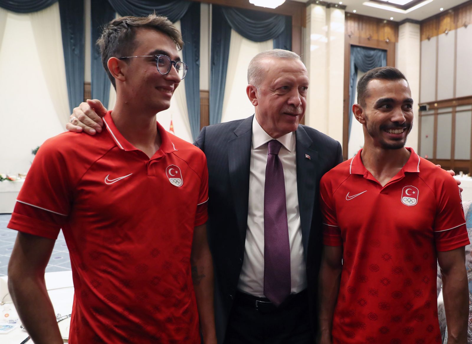 Cumhurbaşkanı Erdoğan madalya alan sporcularla buluştu: Başarılar tarihe geçmiştir