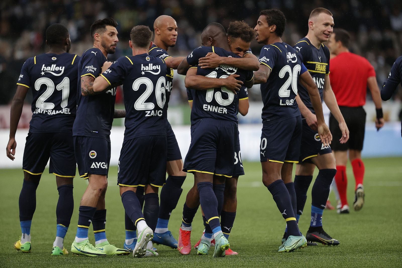 Fenerbahçe Finlandiya'da güle oynaya turladı Fenerbahçe Finlandiya'da güle oynaya turladı