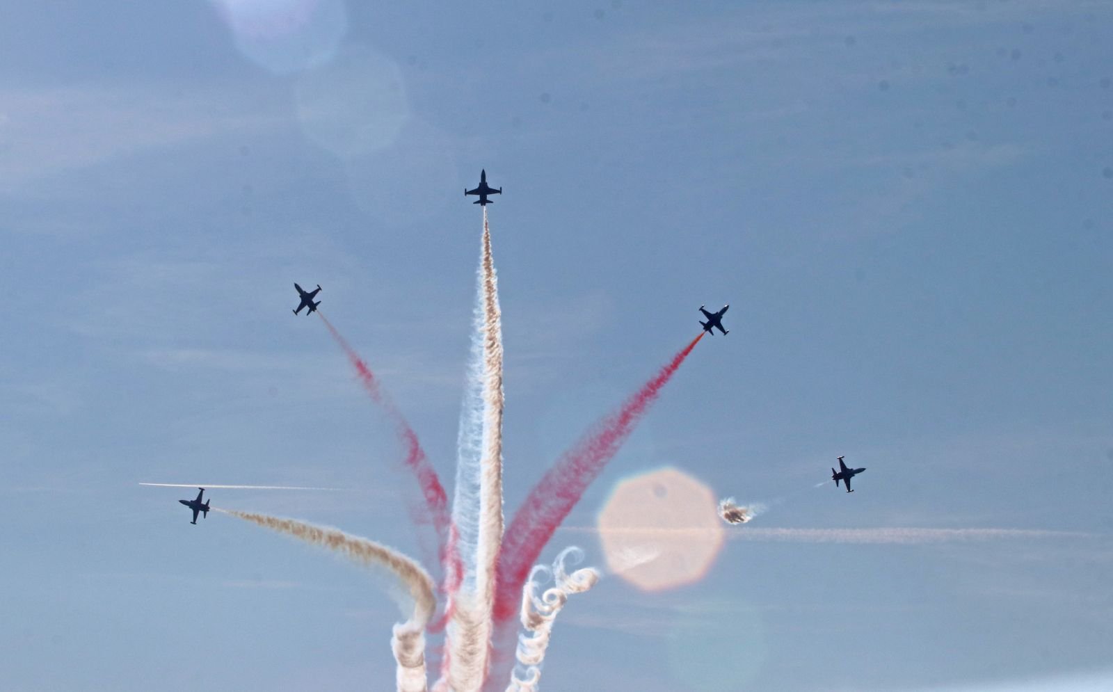 Gökyüzünde korkunç anlar! İki paraşüt çarpıştı