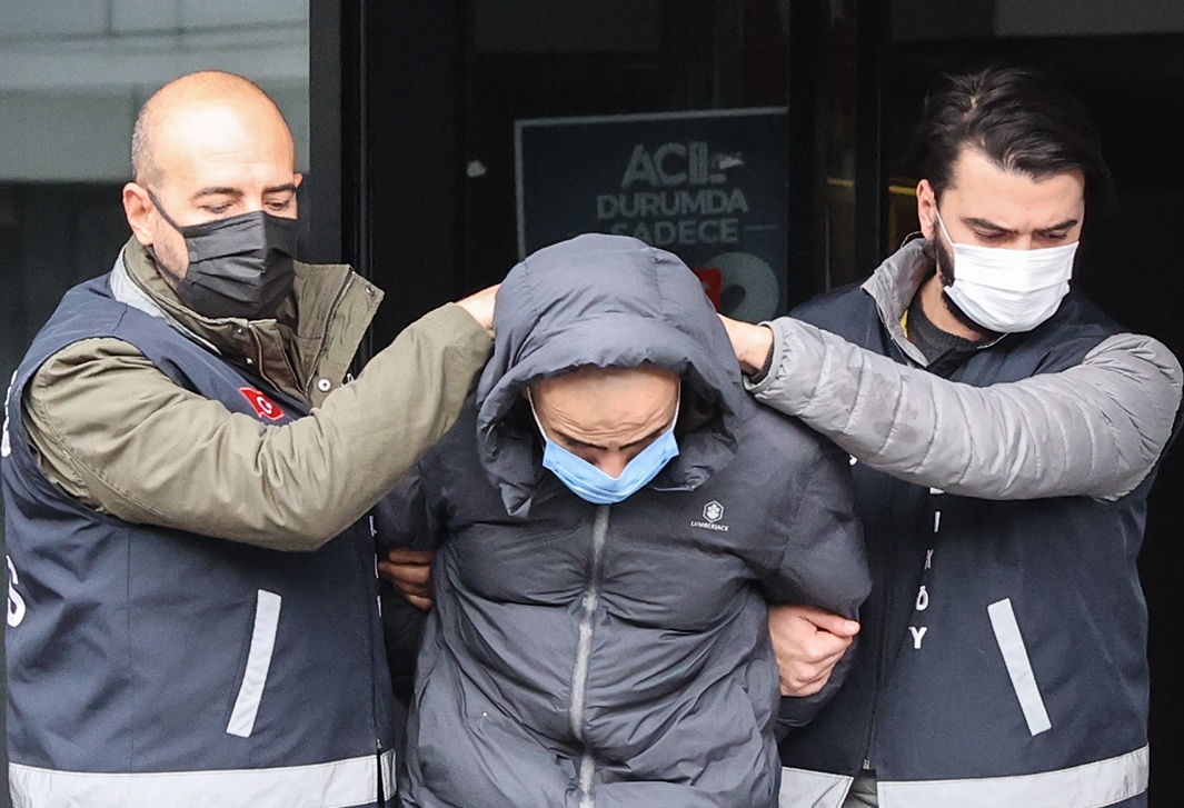 Metroda kadınlara bıçak çeken şahsın babası konuştu: Bize de şiddet uyguluyor