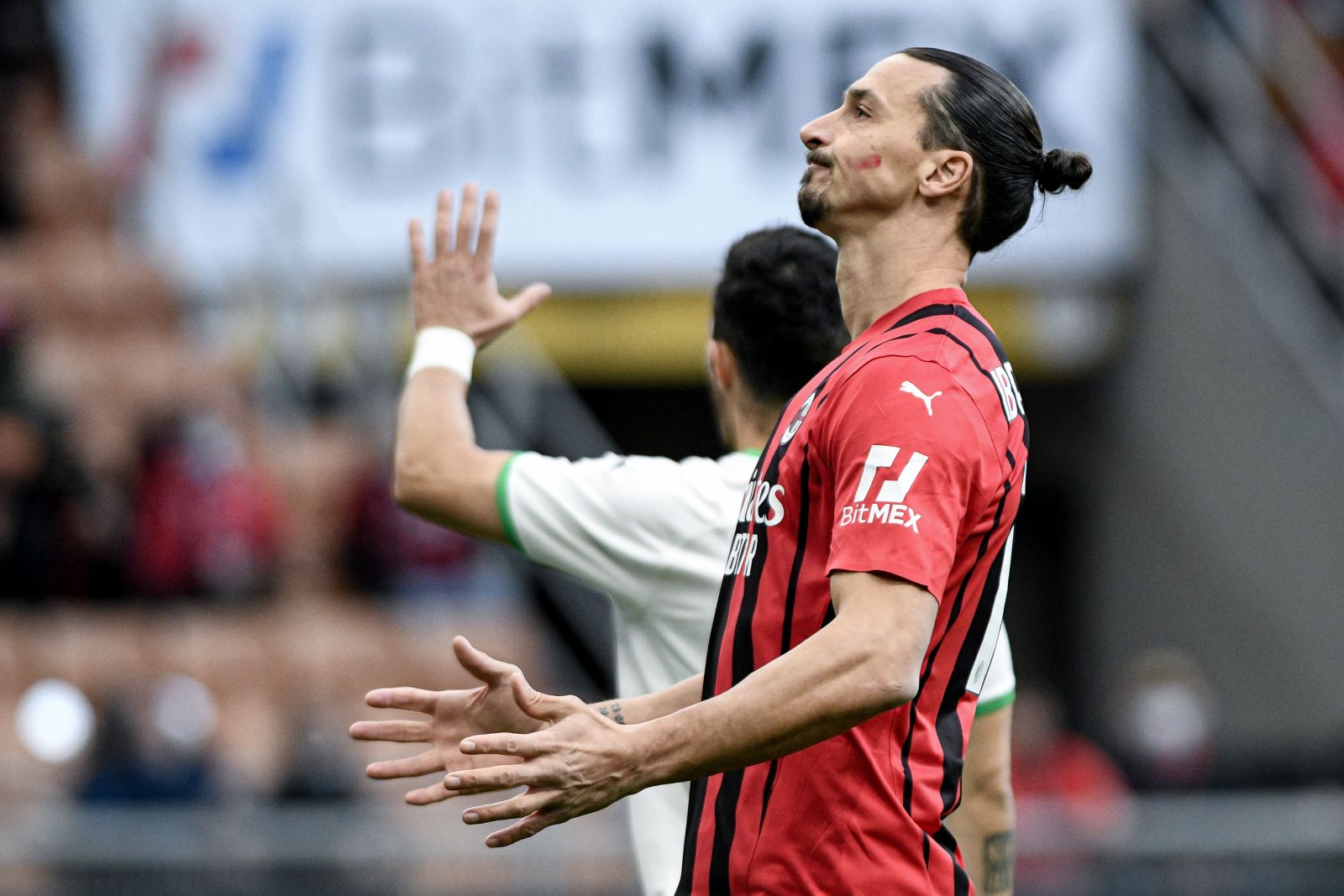 Seria A'da oynayan futbolcuların yüzlerindeki kırmızı çizginin sebebi belli oldu Seria A'da oynayan futbolcuların yüzlerindeki kırmızı çizginin sebebi belli oldu