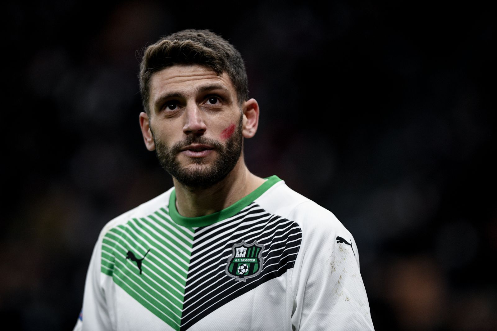 Seria A'da oynayan futbolcuların yüzlerindeki kırmızı çizginin sebebi belli oldu Seria A'da oynayan futbolcuların yüzlerindeki kırmızı çizginin sebebi belli oldu