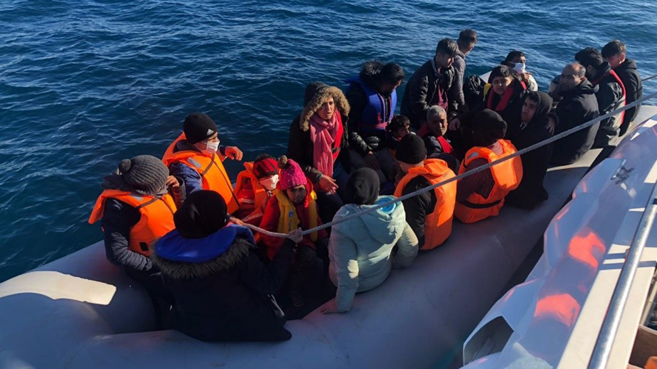 Yunanistan'ın denize attığı göçmeni Sahil Güvenlik kurtardı