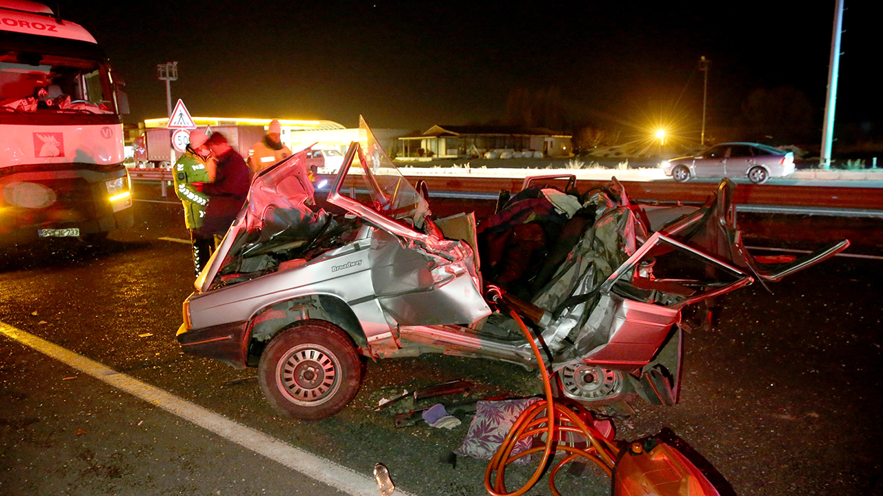 Otomobil kağıt gibi ezildi: Karı koca öldü, çocukları ağır yaralı