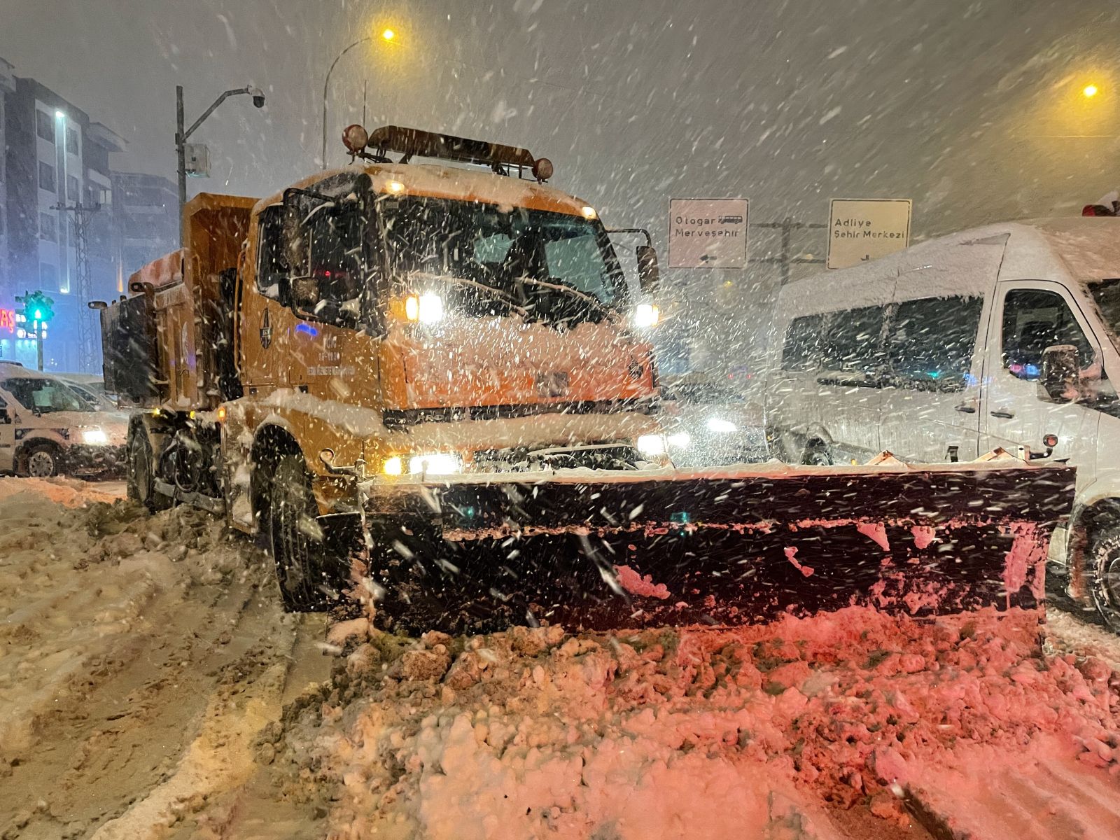 Tarsus- Adana- Gaziantep Otoyolu ulaşıma kapandı! Mahsur kalan 2 bin kişi kurtarıldı Tarsus- Adana- Gaziantep Otoyolu ulaşıma kapandı! Mahsur kalan 2 bin kişi kurtarıldı
