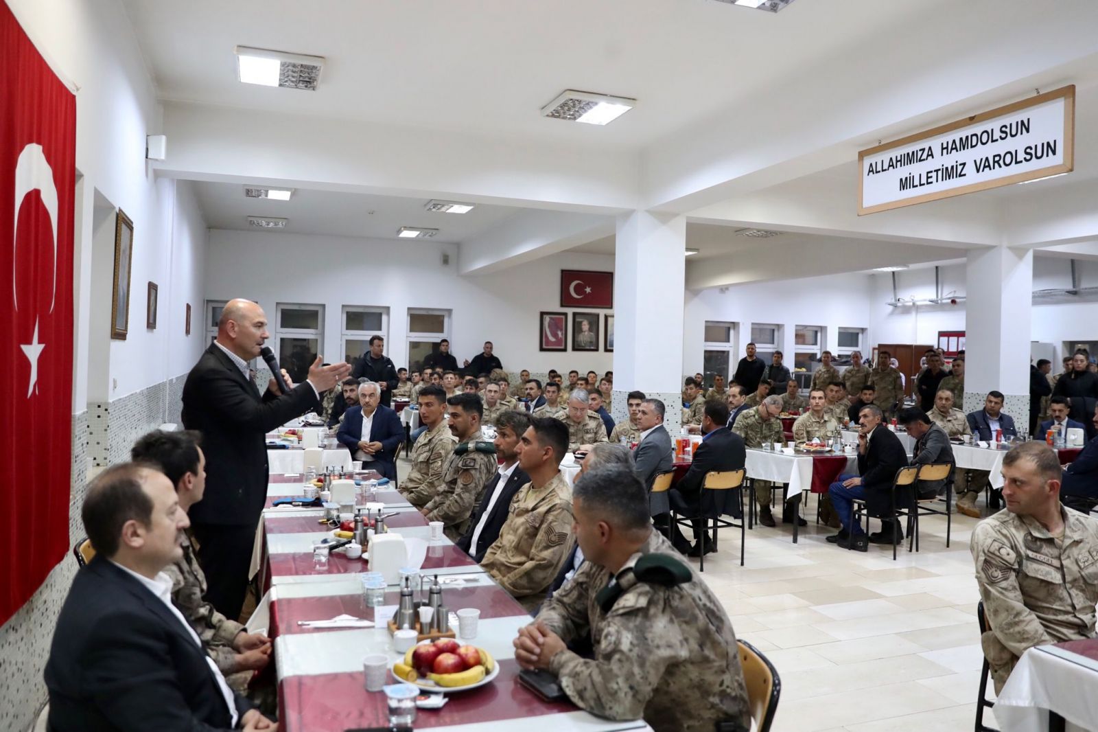 Bakan Soylu, Şırnak'ta güvenlik güçleriyle iftar yaptı Bakan Soylu, Şırnak'ta güvenlik güçleriyle iftar yaptı