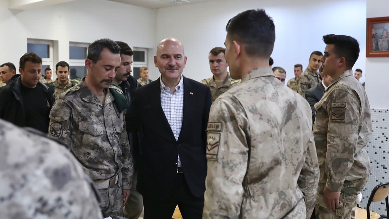 Bakan Soylu, Şırnak'ta güvenlik güçleriyle iftar yaptı Bakan Soylu, Şırnak'ta güvenlik güçleriyle iftar yaptı