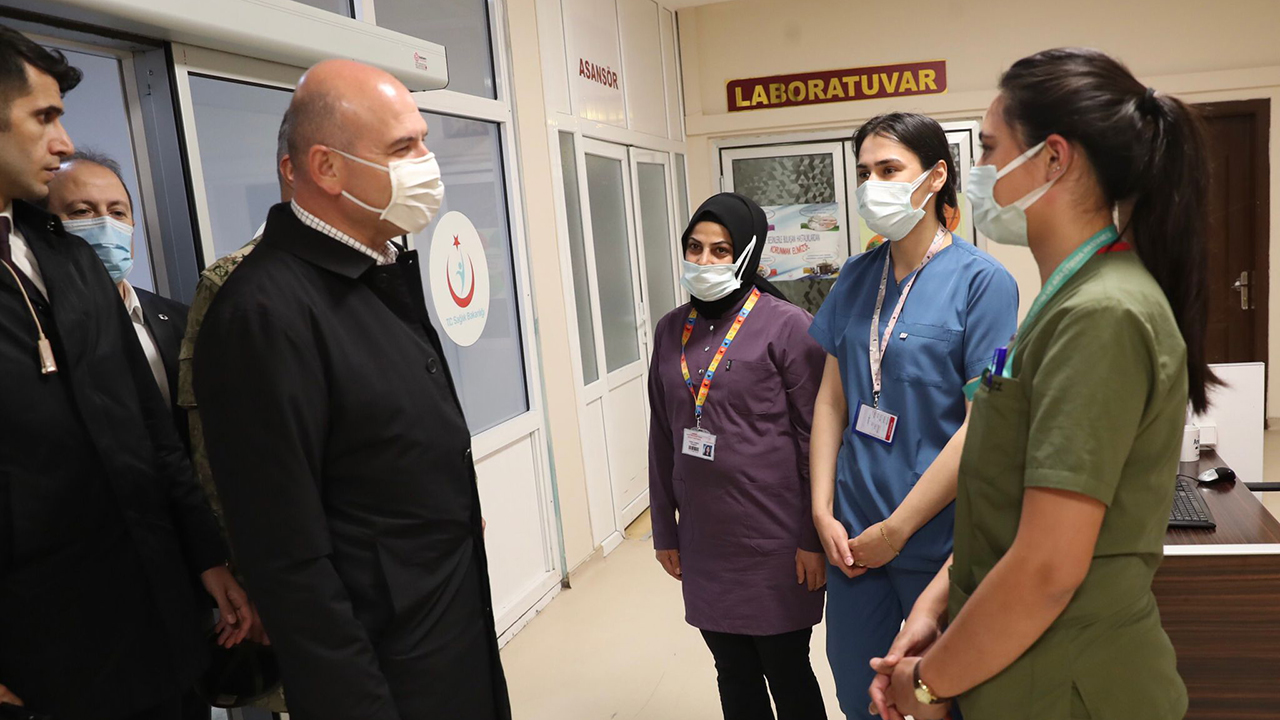 Bakan Soylu, Şırnak'ta güvenlik güçleriyle iftar yaptı Bakan Soylu, Şırnak'ta güvenlik güçleriyle iftar yaptı
