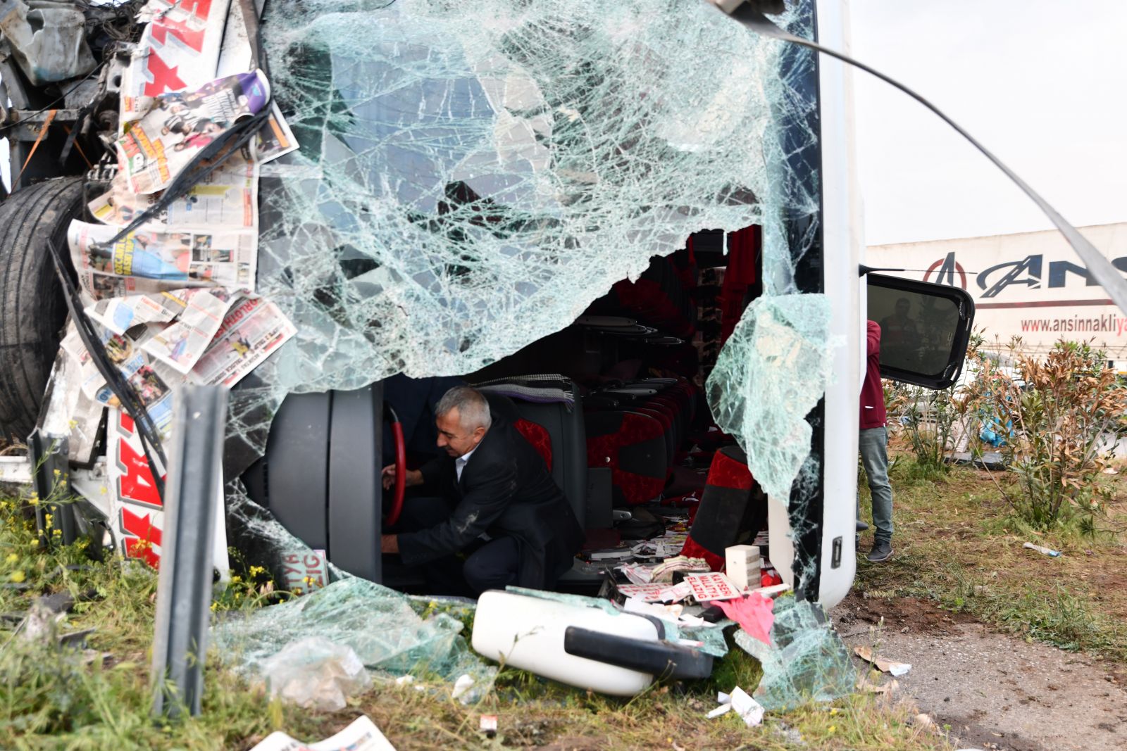 Bayramın son günü feci kaza! Otobüs ile tır çarpıştı: 14 yaralı Bayramın son günü feci kaza! Otobüs ile tır çarpıştı: 14 yaralı
