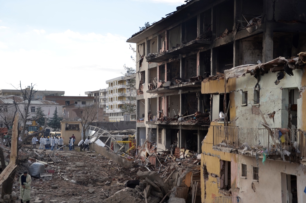 Diyarbakır'da terör saldırıları: 6 ölü 38 yaralı Diyarbakır'da terör saldırıları: 6 ölü 38 yaralı