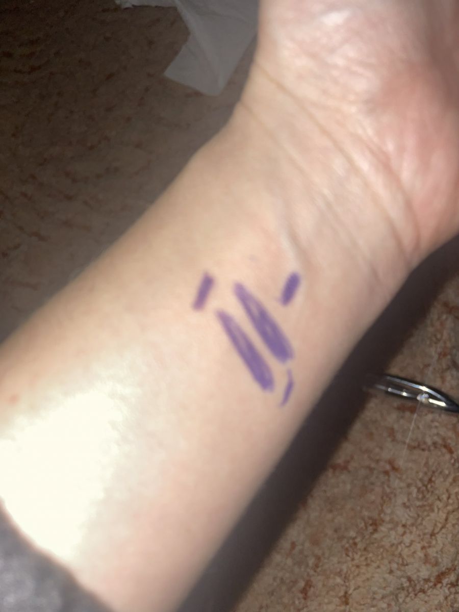 Ukrayna'da anneler çocuklarının kan grubunu ellerine yazıyor