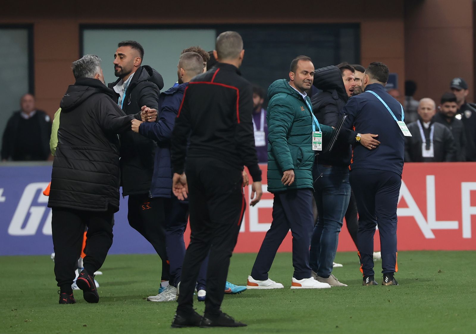 Emre Belözoğlu ile Serkan Reçber birbirine girdi... Kasımpaşa'da yüksek gerilim!