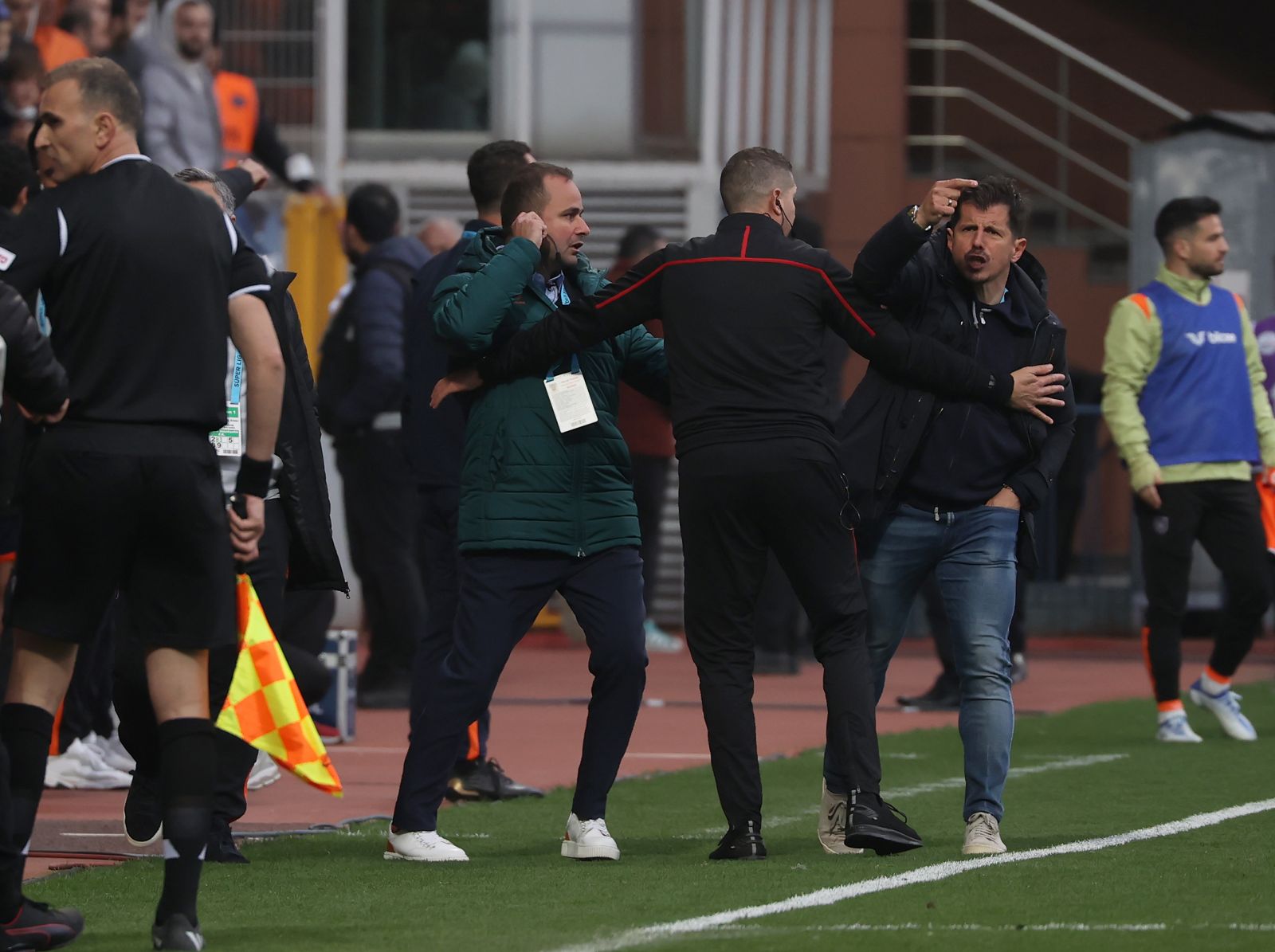 Emre Belözoğlu ile Serkan Reçber birbirine girdi... Kasımpaşa'da yüksek gerilim!