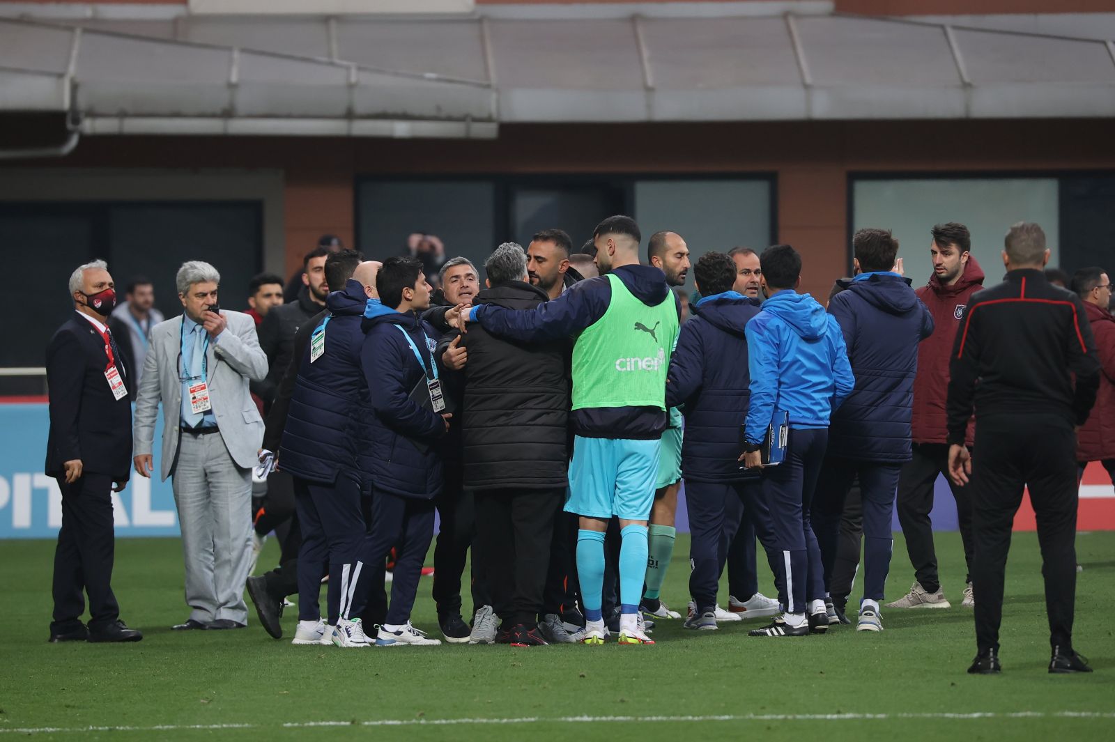 Emre Belözoğlu ile Serkan Reçber birbirine girdi... Kasımpaşa'da yüksek gerilim!