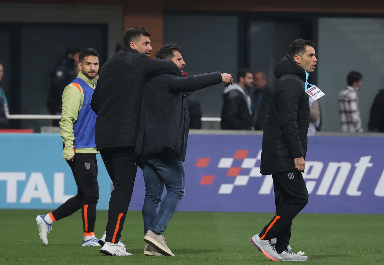 Emre Belözoğlu ile Serkan Reçber birbirine girdi... Kasımpaşa'da yüksek gerilim!