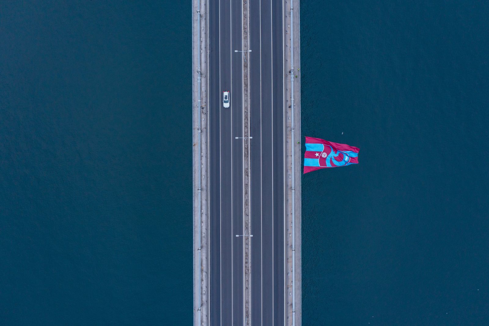 Bir şampiyonluk geleneği... Trabzonspor bayrağı köprüde