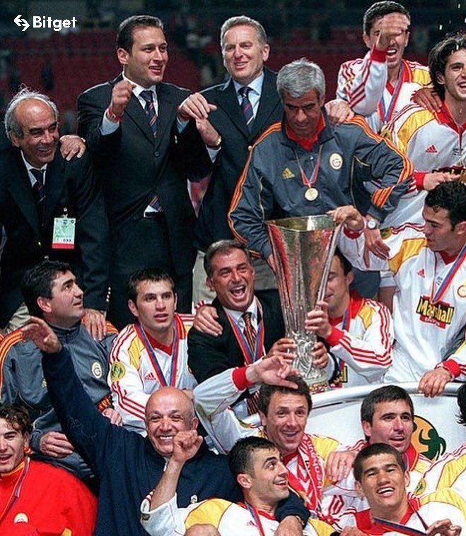 Galatasaray FETÖ firarisi Hakan Şükür'ü sildi...