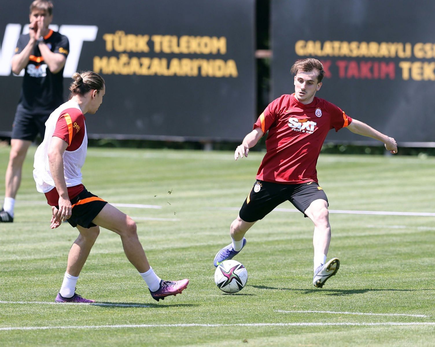 Kerem Aktürkoğlu Premier League yolcusu... Galatasaray camiasında deprem etkisi yapan telefon! Kerem Aktürkoğlu Premier League yolcusu... Galatasaray camiasında deprem etkisi yapan telefon!