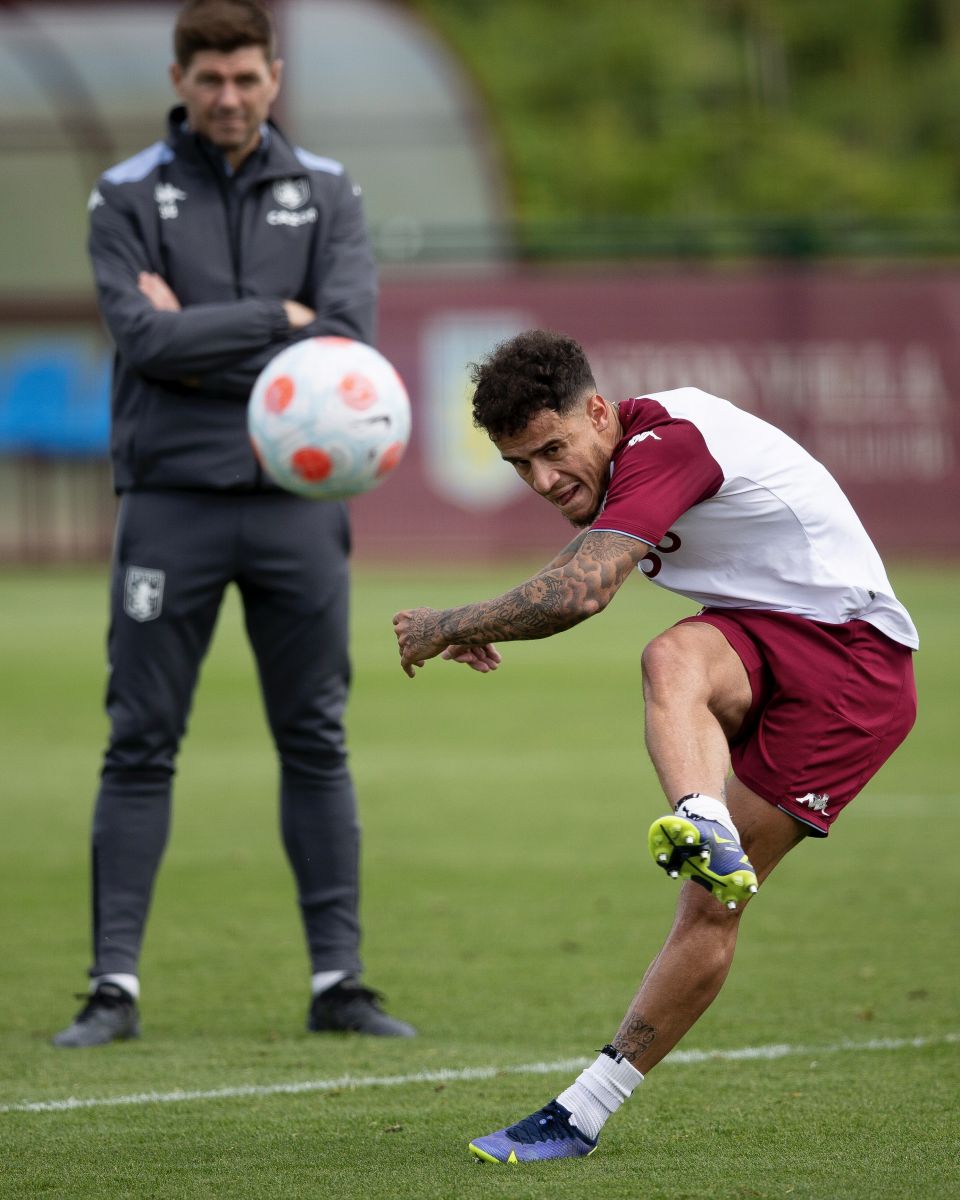 Philip Coutinho Aston Villa forması giyebilmek için serveti elinin tersiyle itti