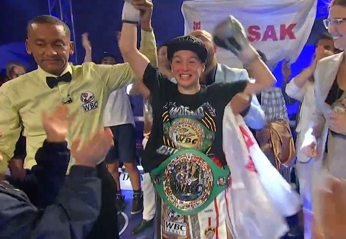 Türk boksör Seren Ay Çetin WBC gümüş kemerin sahibi oldu