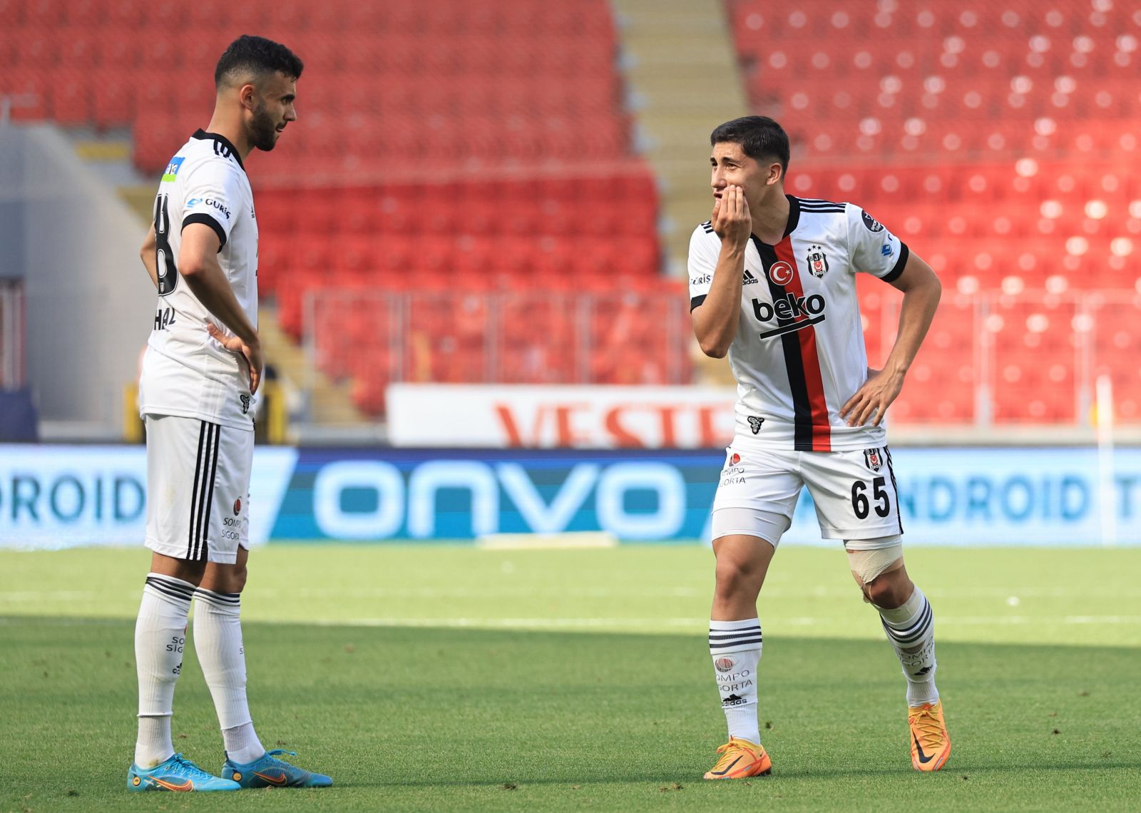 Göztepe maçında 9 kişi kalan Beşiktaş hem maçı hem Emre Bilgin'i kazandı (ÖZET)