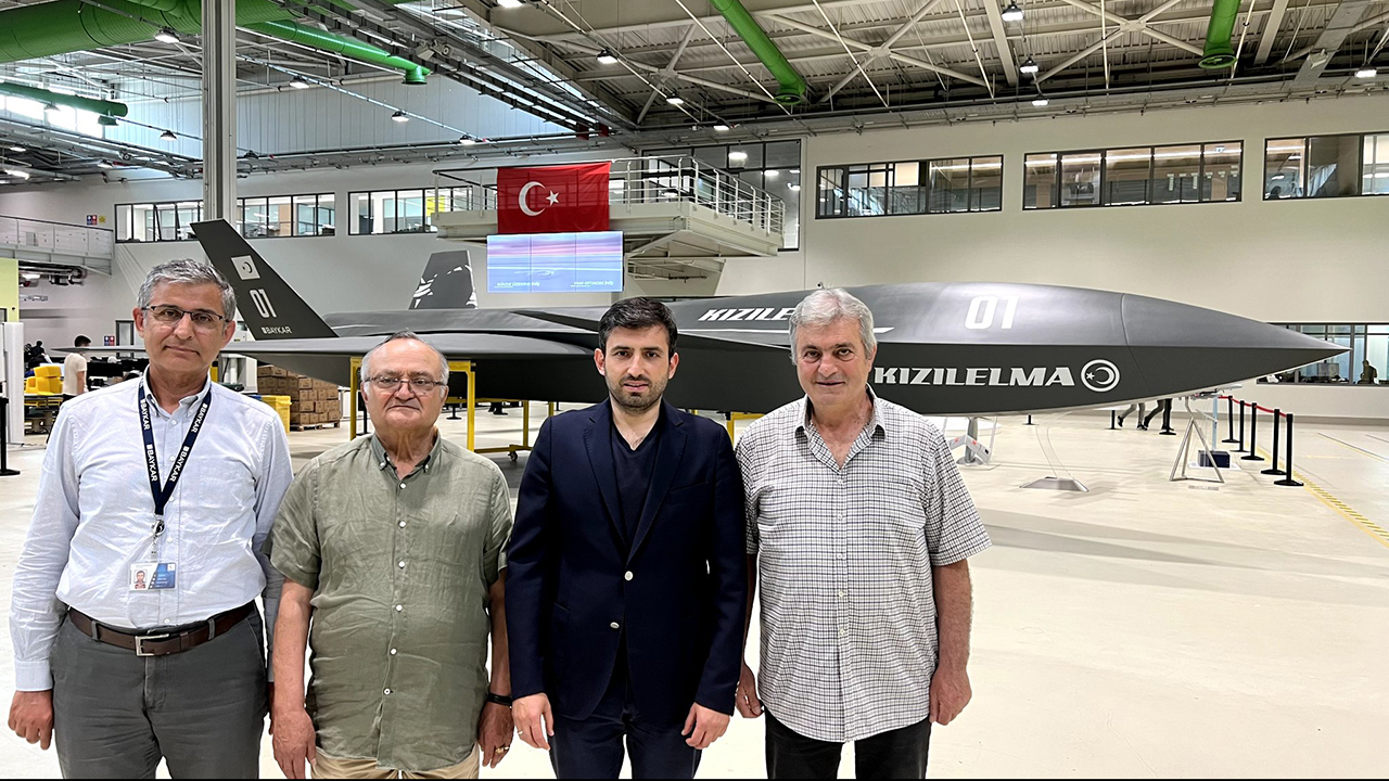 Selçuk Bayraktar, 'Kızılelma'nın boyalı halini paylaştı Selçuk Bayraktar, 'Kızılelma'nın boyalı halini paylaştı