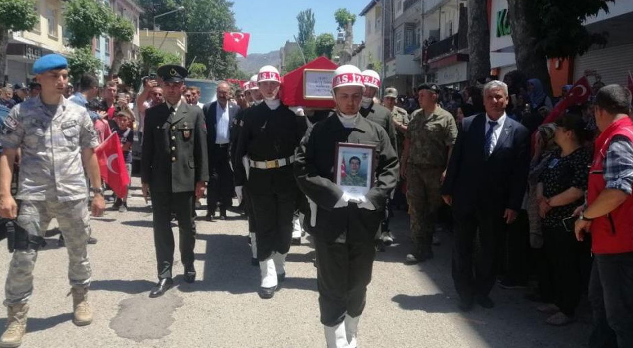 Türkiye şehitlerine ağlıyor: Pençe-Kilit’te şehit düşen Mehmetçik’ler son yolculuğuna uğurlandı