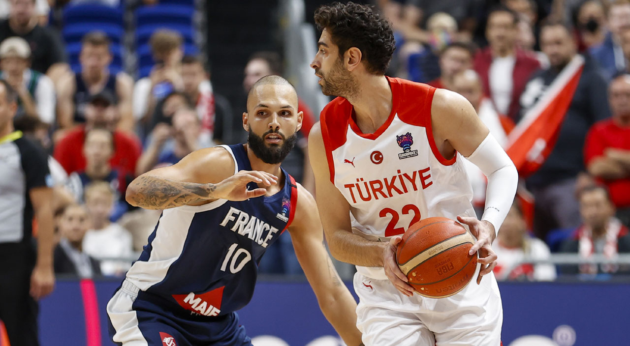 A Milli Takım, EuroBasket2022'ye son 16'da Fransa yenilgisiyle veda etti! Elimizdeki maçı verdik A Milli Takım, EuroBasket2022'ye son 16'da Fransa yenilgisiyle veda etti! Elimizdeki maçı verdik