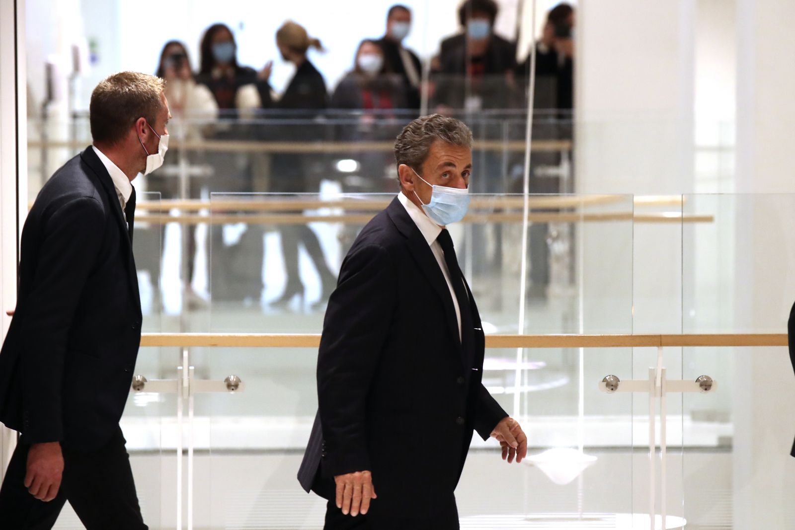 Rüşvet ve yolsuzlukla suçlanan Sarkozy hakim karşısında