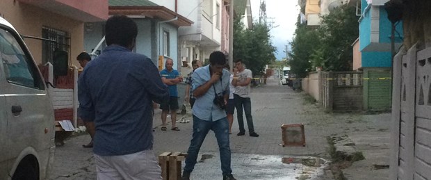 Babasını balkondan attı, daha sonra bıçaklayarak öldürdü!