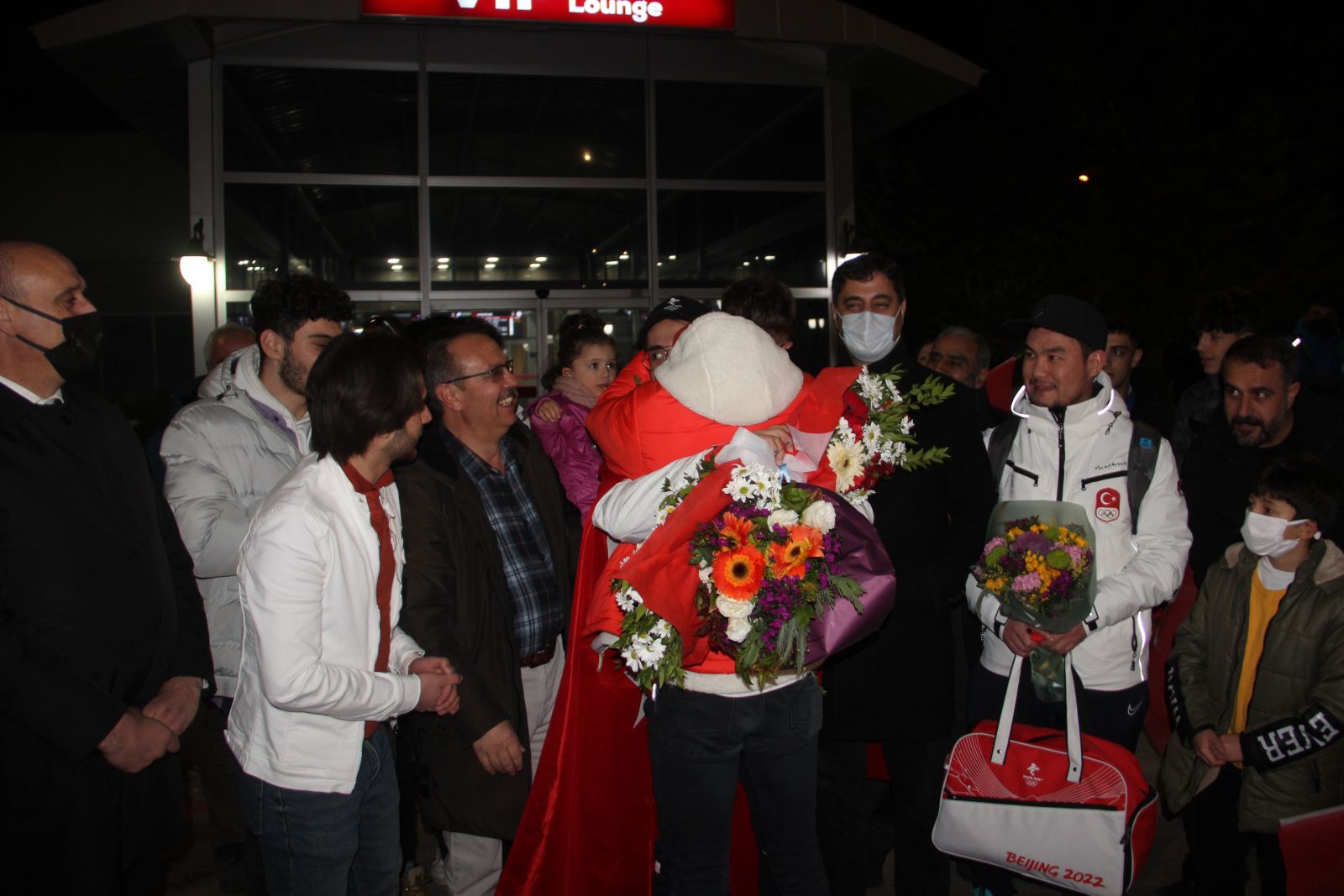 Olimpiyatlar'da tarih yazan Furkan Akar, memleketine döndü